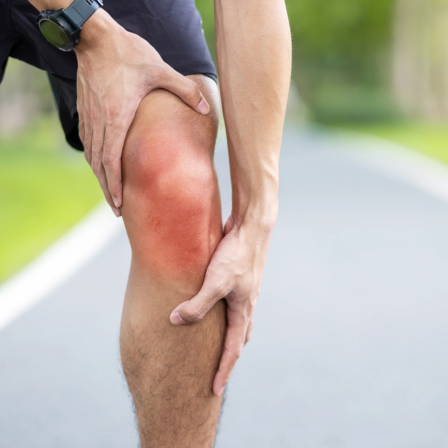 Persona mayor caminando en un parque disfrutando de movilidad sin dolor